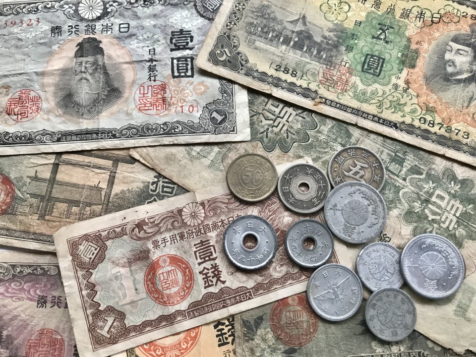 年季の入った貨幣セットも丁寧に査定